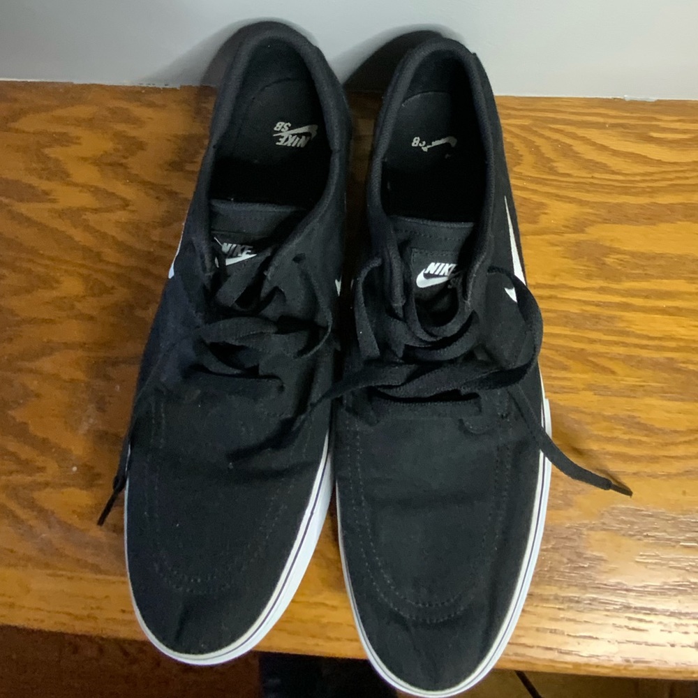 Mens Nike SB size 12. Black
